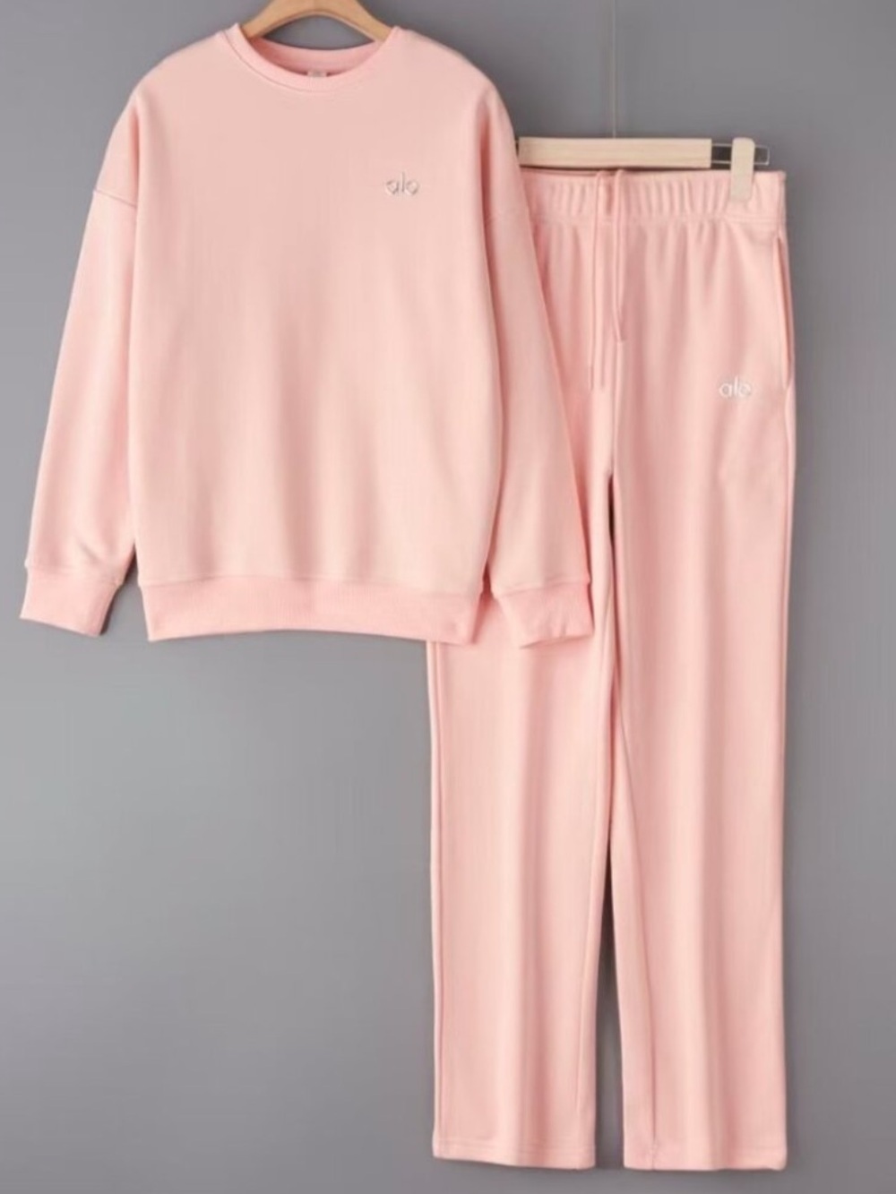 Alo yoga accolade Crewneck Sweatshirt in Light peach